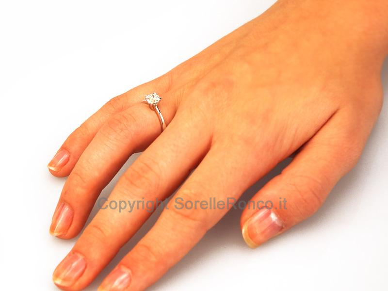 ANELLO SOLITARIO CON DIAMANTE CT. 0.70