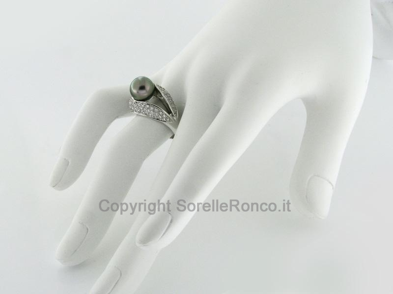 ANELLO CON PERLA NERA IN ORO E DIAMANTI