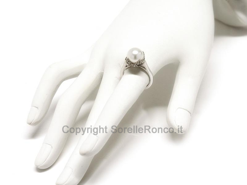 ANELLO CON PERLA SU CESTINO DI DIAMANTI