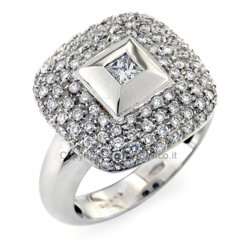 ANELLO IN ORO A FORMA DI CUSCINO 