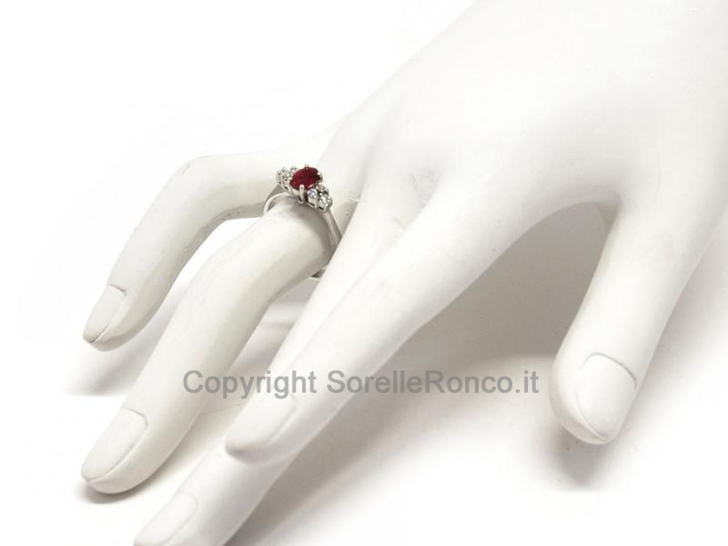ANELLO CON DIAMANTI E RUBINO 0.65-0.77 CT