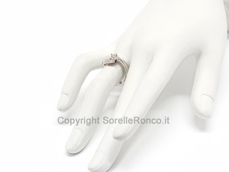 ANELLO SOLITARIO CON DIAMANTE DA 0.40 CT