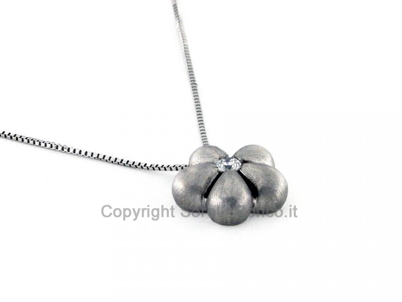COLLANA CON PENDENTE FIORE E PUNTOLUCE