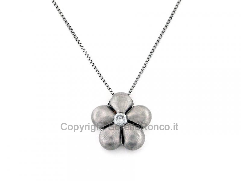 COLLANA CON PENDENTE FIORE E PUNTOLUCE