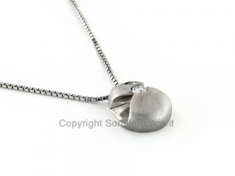 COLLANA CON PENDENTE OVALE E DIAMANTE