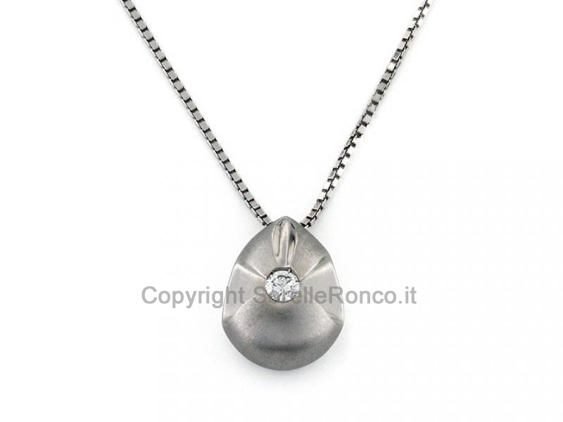 COLLANA CON PENDENTE OVALE E DIAMANTE