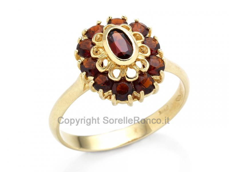 ANELLO IN ORO GIALLO CON GRANATI ROSSI A CONTORNO