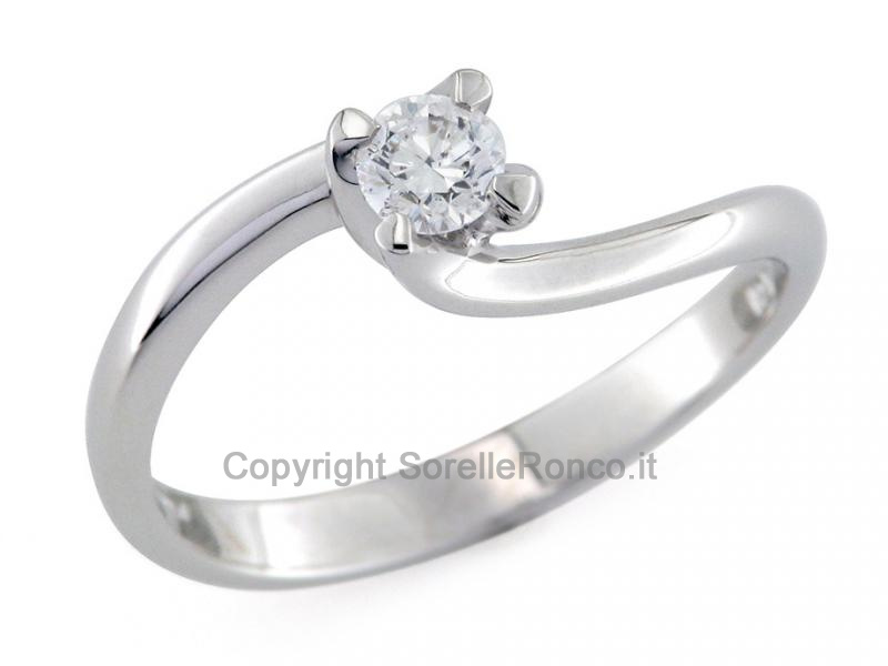 ANELLO CONTRARIÉ CON DIAMANTE 0.25 CT