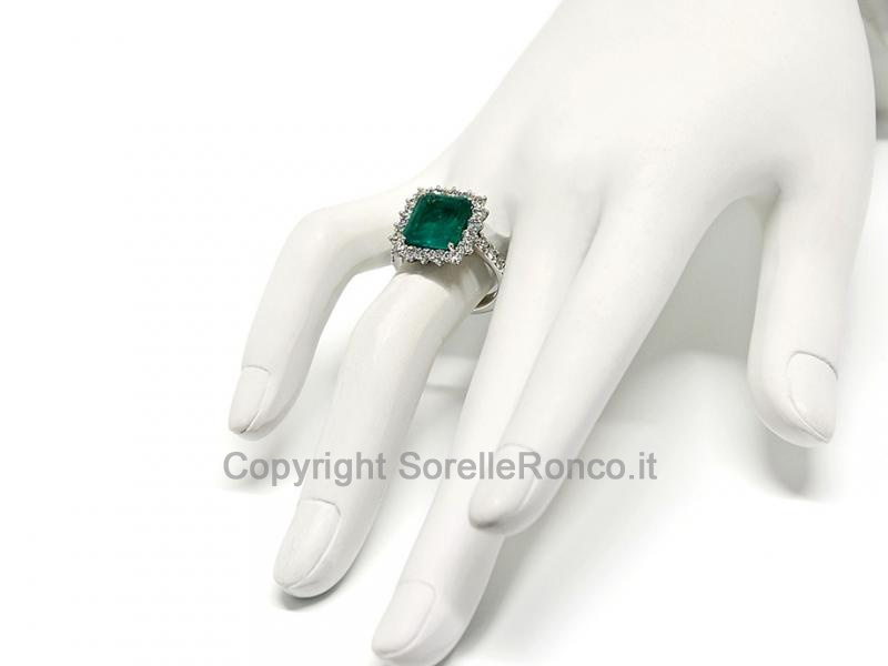 ANELLO CON SMERALDO DA 4 CARATI E DIAMANTI