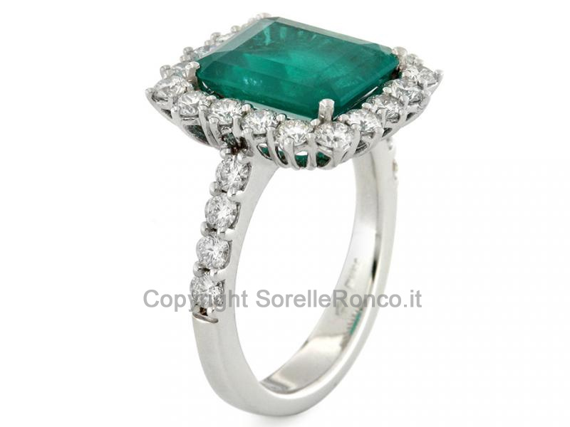 ANELLO CON SMERALDO DA 4 CARATI E DIAMANTI