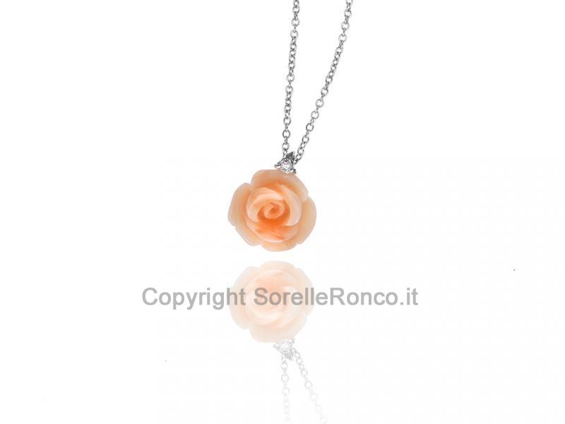 COLLANA E PENDENTE A FIORE CON CORALLO E DIAMANTI