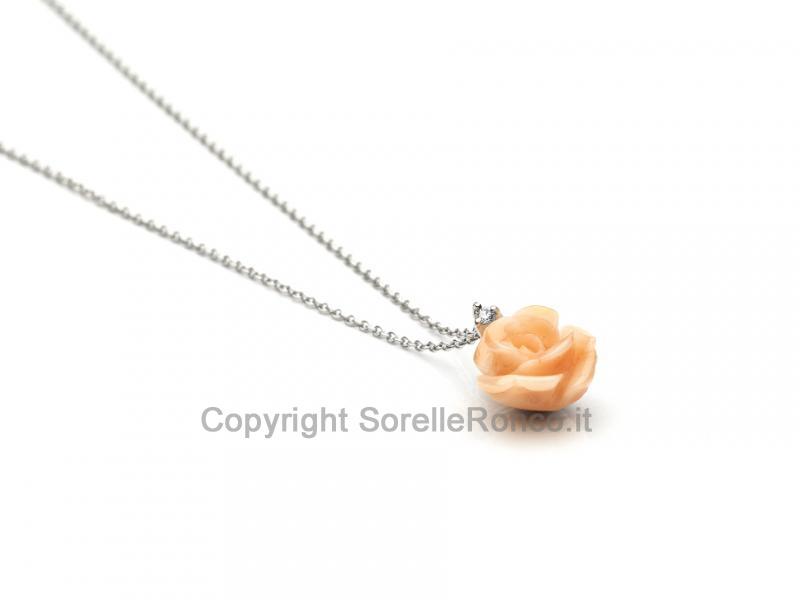 COLLANA E PENDENTE A FIORE CON CORALLO E DIAMANTI