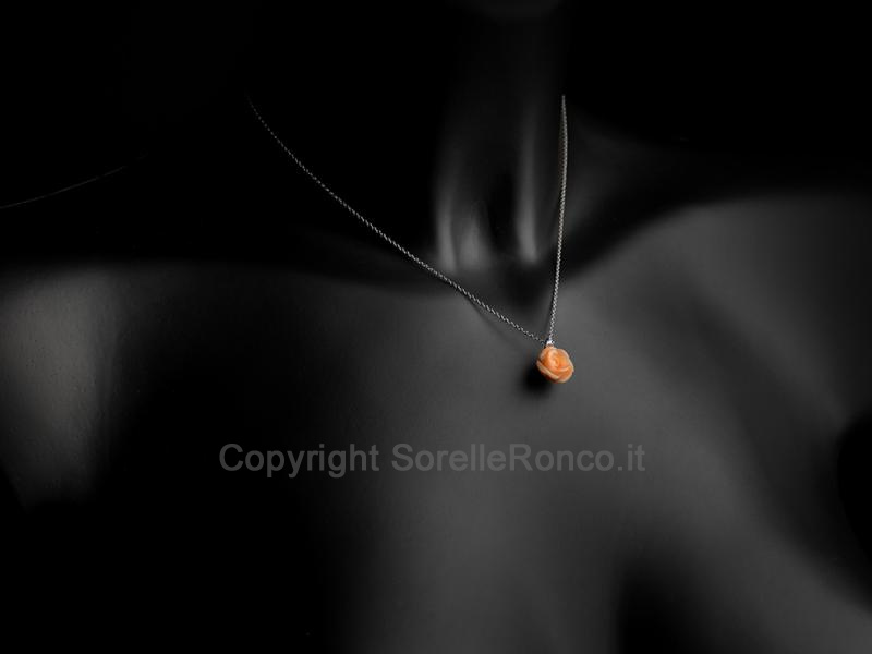 COLLANA E PENDENTE A FIORE CON CORALLO E DIAMANTI
