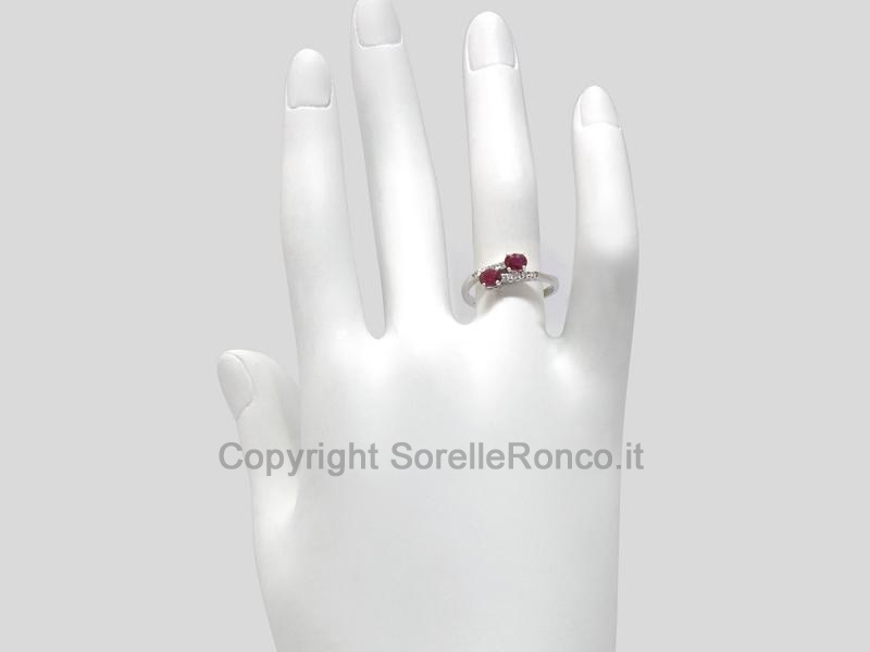 ANELLO CONTRARIÉ CON RUBINI E DIAMANTI
