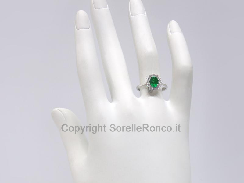 ANELLO IN ORO  CON DIAMANTI E SMERALDO 0.70 CT