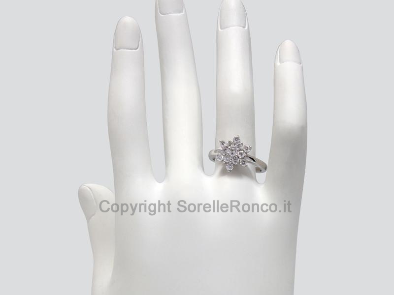 ANELLO A FIORE IN ORO CON DIAMANTI 0.92 CT