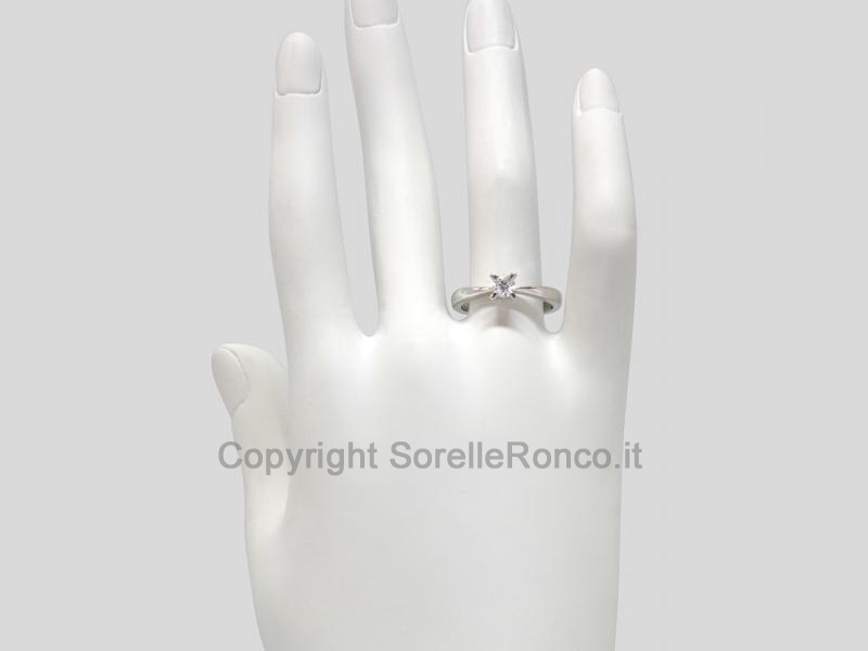 ANELLO SOLITARIO IN PLATINO CON DIAMANTI 0.32 CT