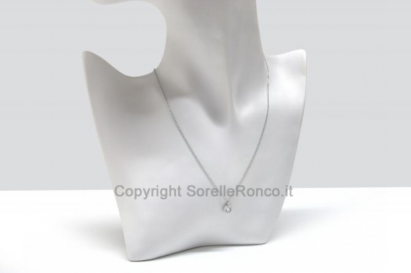 COLLANA CON PENDENTE HALO E DIAMANTI
