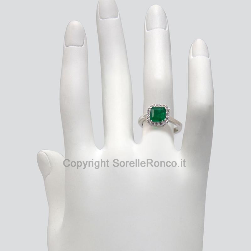 ANELLO CON DIAMANTI E SMERALDO 1.25 CT