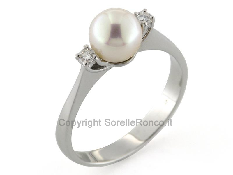 ANELLO CON PERLA E DUE DIAMANTI
