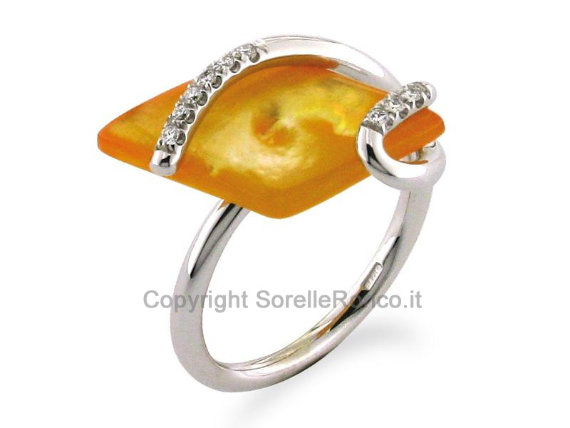 Anello in Oro Bianco con Madreperla e Diamanti