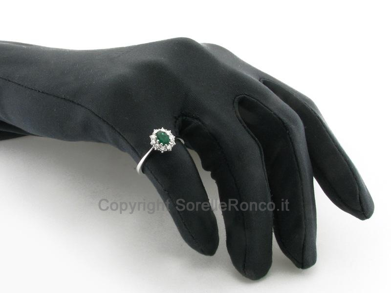 ANELLO ORO BIANCO DIAMANTI E SMERALDO 4X6MM