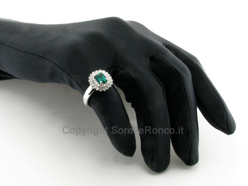 ANELLO CON SMERALDO E PAVÈ DI DIAMANTI