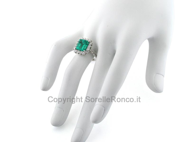 ANELLO SMERALDO NATURALE CON DIAMANTI
