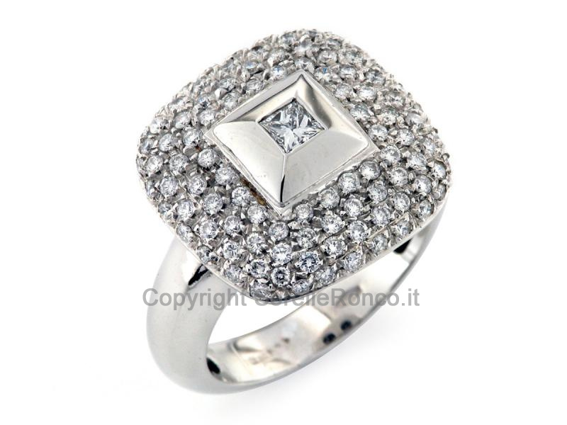 Anello in oro a forma di cuscino