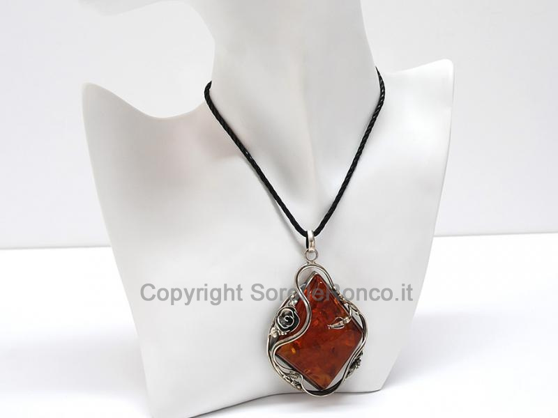 COLLANA CON PENDENTE AMBRA NATURALE