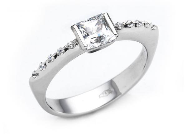 CF01473 - Anello Solitario con Zirconi