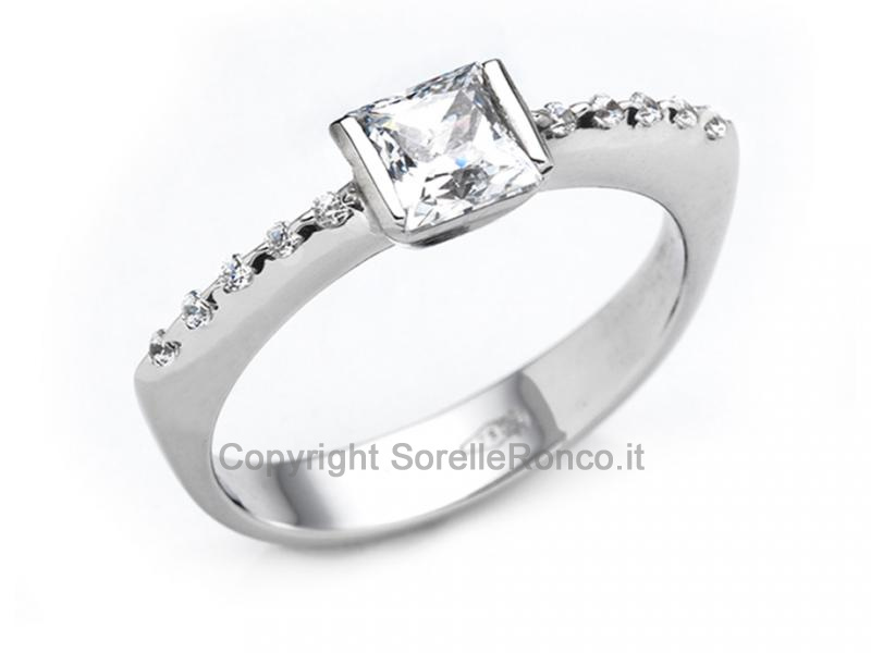 ANELLO SOLITARIO CON ZIRCONI