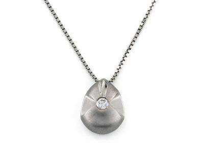 Collana con Pendente Ovale e Diamante