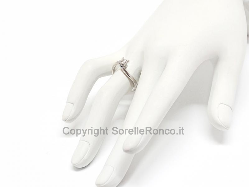 ANELLO CONTRARIÉ CON DIAMANTE 0.36 CT