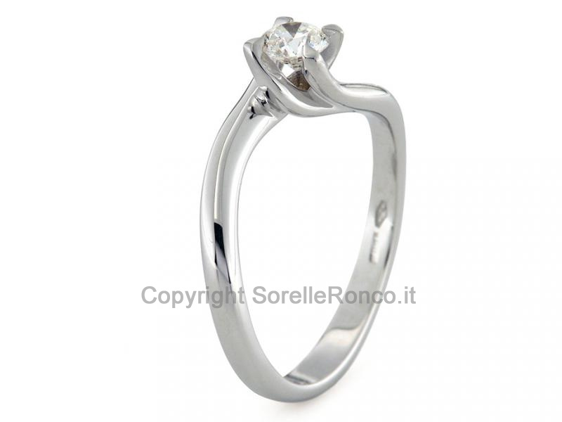 ANELLO CONTRARIÉ CON DIAMANTE 0.36 CT