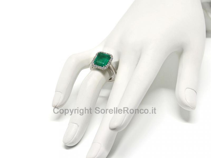 ANELLO CON DIAMANTI E SMERALDO 3.79 CT