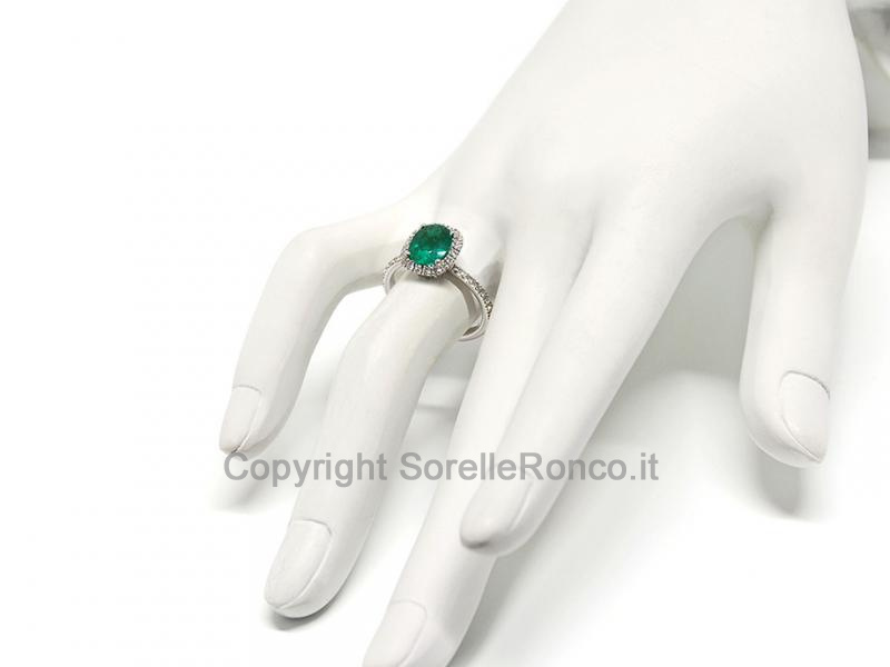 ANELLO SMERALDO OVALE MODELLO HALO CON DIAMANTI