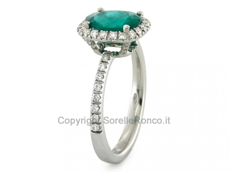ANELLO SMERALDO OVALE MODELLO HALO CON DIAMANTI
