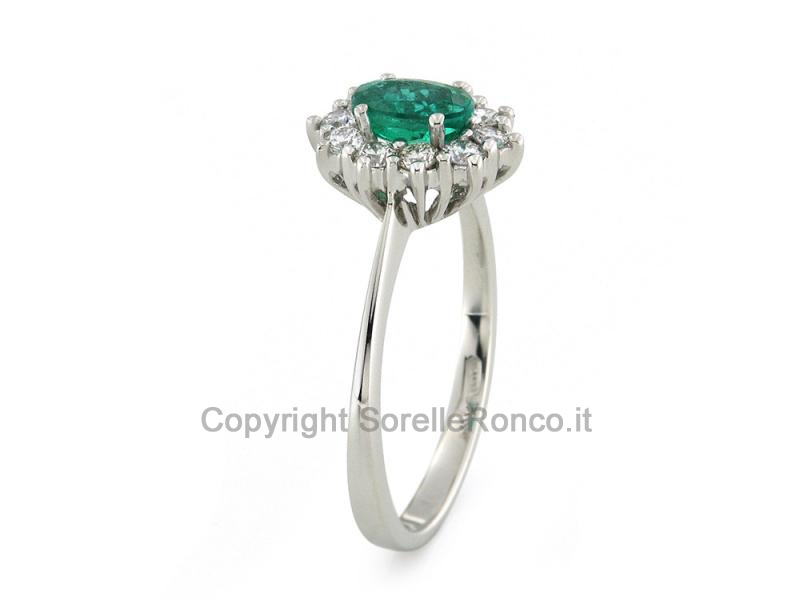 ANELLO IN ORO  CON DIAMANTI E SMERALDO 0.45 CT 6X4