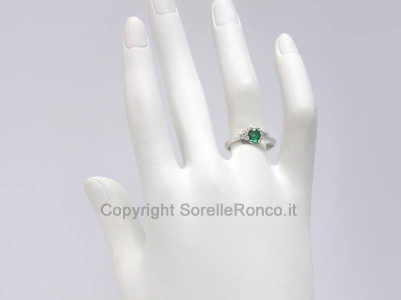 ANELLO IN ORO  CON DIAMANTI E SMERALDO 0.42 CT