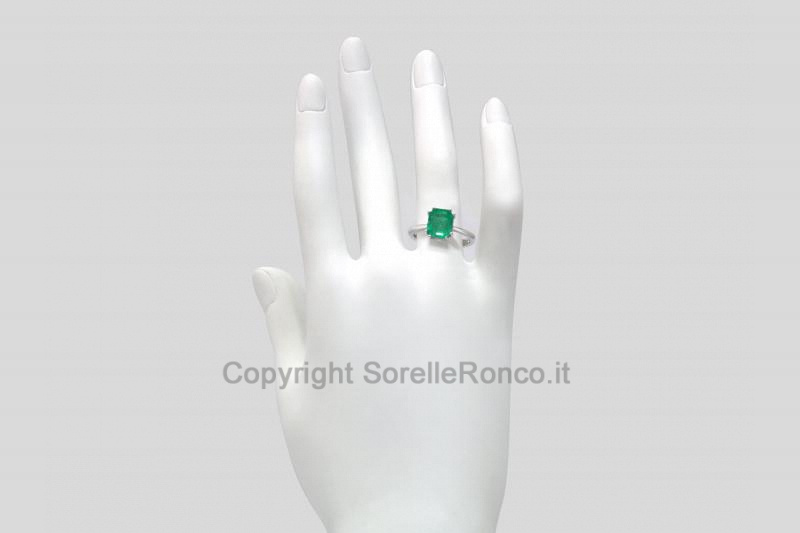 ANELLO IN ORO BIANCO CON SMERALDO 2.50 CT