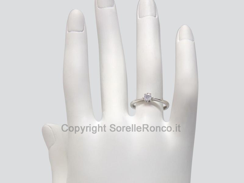 ANELLO SOLITARIO CON ZIRCONE BRILLANTE
