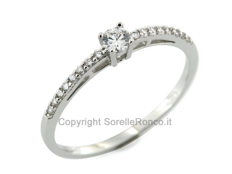 ANELLO SOLITARIO CON ZIRCONI