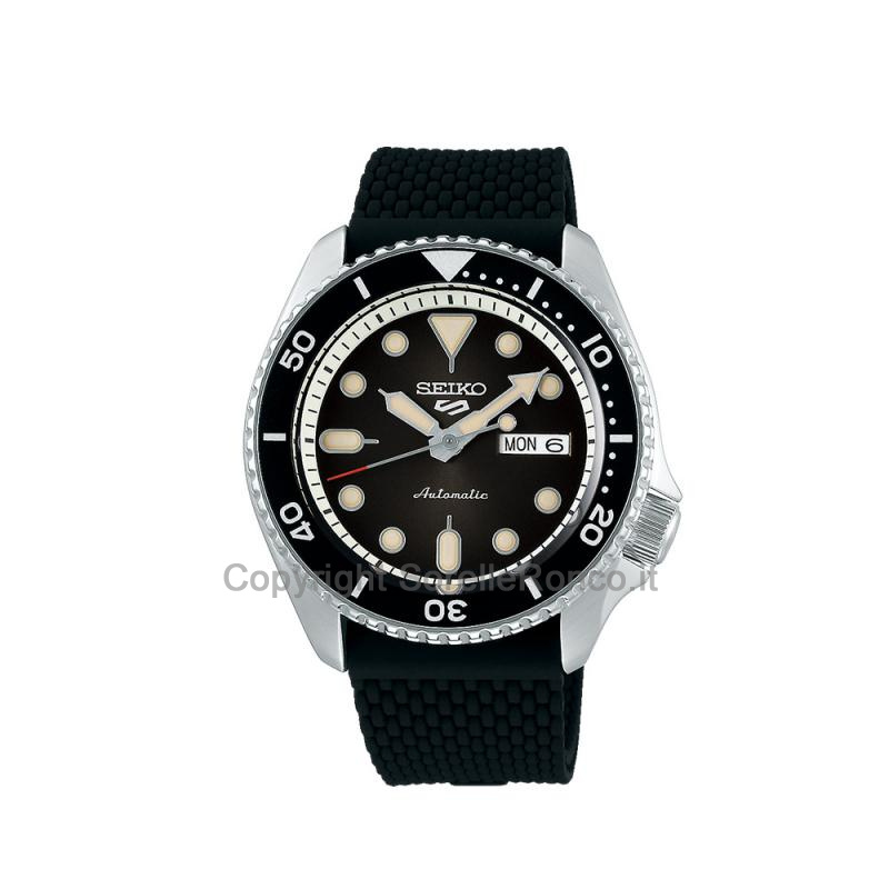 SEIKO 5 NERO CINTURINO GOMMA NERO 42,5MM